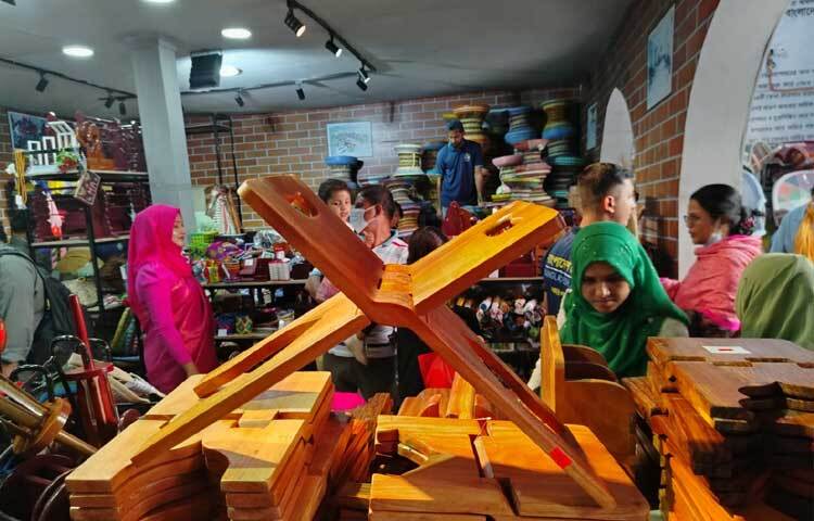 মেলায় আসা দর্শনার্থীরা একবার হলেও ঢুঁ-মারছেন কারাপণ্যর স্টলে।