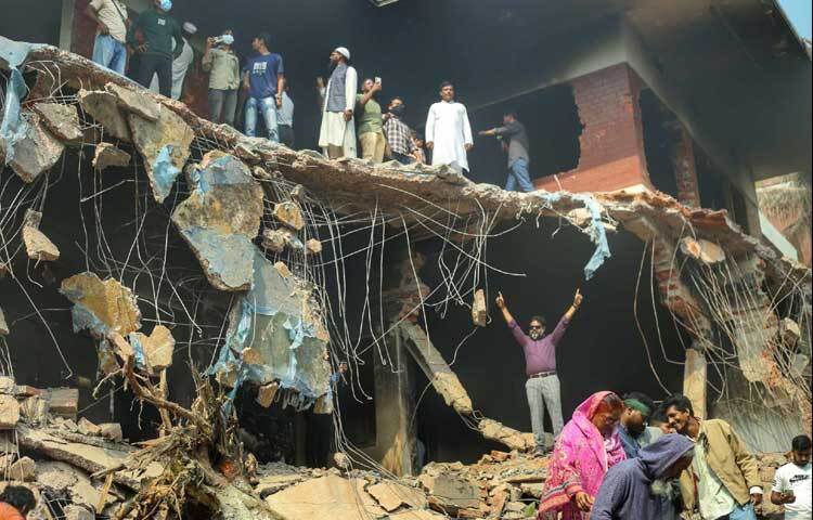 উৎসুক জনতার কেউ কেউ আধভাঙা ভবন দুটির দ্বিতীয়-তৃতীয় তলায় উঠে পড়েছে।