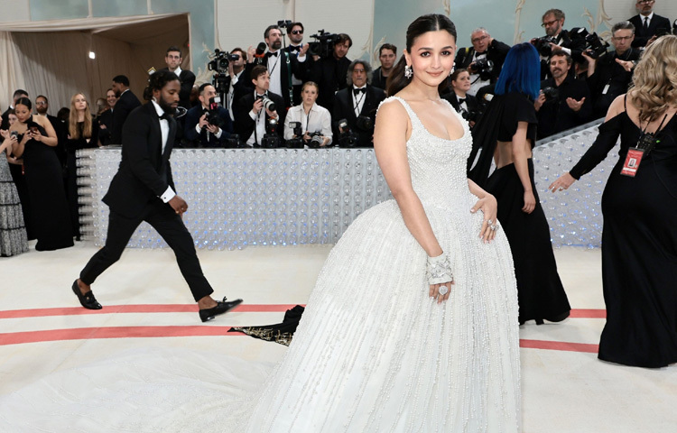 জনপ্রিয় এই অভিনেত্রী অতি সাজানো বা ভারী কিছু পরেন না, বরং তার লুকের মধ্যে থাকে সহজাত স্নিগ্ধতা, যা তাকে প্রাকৃতিক এবং মনোরম করে তোলে।