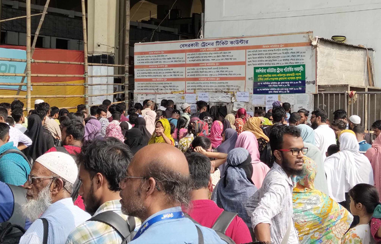 টিকিট পেতে সমস্যা হয়েছে কি না জানতে চাইলে তিনি বলেন, অনলাইনে টিকিট কেটেছি। সার্ভারে কিছুটা সমস্যা ছিল। তবে টিকিট পেয়ে খুশি। আশা ছিল না টিকিট পাবো। কিন্তু পেয়েছি, এটাই কপাল।