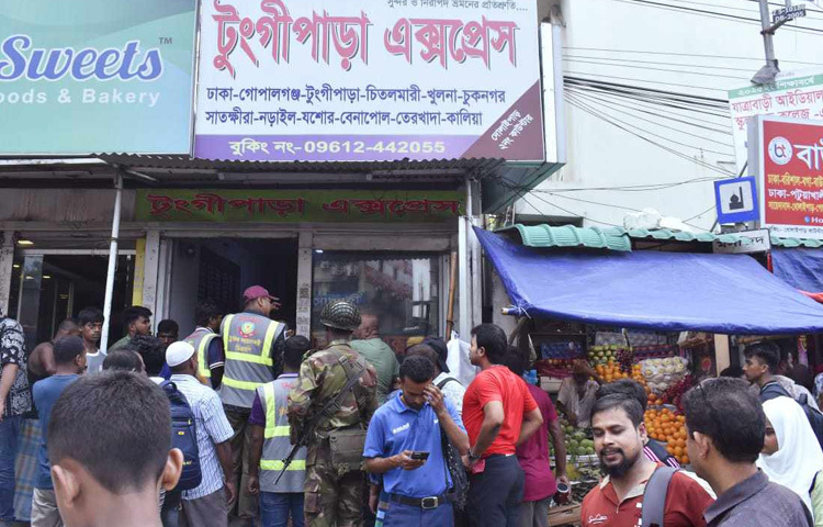 সেই ধারাবাহিকতায় বাস স্টেশনে পৌঁছে যায় সেনাবাহিনীর টহল টিম। তারা একে একে বাস কাউন্টারগুলোতে যান, যাত্রীদের কাছে ভাড়ার পরিমাণ জেনে তা যাচাই করেন নির্ধারিত ভাড়ার তালিকার সঙ্গে। যেসব কাউন্টারে অতিরিক্ত ভাড়া আদায়ের প্রমাণ মেলে, সেগুলোর বিরুদ্ধে তাৎক্ষণিক ব্যবস্থা নেওয়া হয়।