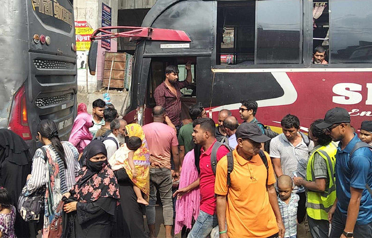 বরিশাল রুটে চলাচলকারী মিজান পরিবহনের যাত্রীরা জানান, যেখানে পটুয়াখালী রুটে সাধারণ সময়ে ৪৫০-৬০০ টাকা ভাড়া নেওয়া হয়, সেখানে বর্তমানে দিতে হচ্ছে ৮০০-১০০০ টাকা। সাকুরা পরিবহনে একই রুটের জন্য যাত্রীপ্রতি ভাড়া হাঁকানো হচ্ছে ১২০০ টাকা পর্যন্ত।