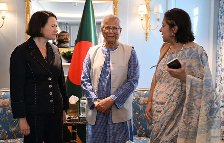 বৃহস্পতিবার লন্ডনে তার হোটেলে প্রধান উপদেষ্টা অধ্যাপক মুহাম্মদ ইউনূসের সঙ্গে সাক্ষাৎ করেন যুক্তরাজ্যের ইন্দো-প্যাসিফিক বিষয়ক সংসদীয় আন্ডার-সেক্রেটারি অফ স্টেট ক্যাথেরিন ওয়েস্ট।