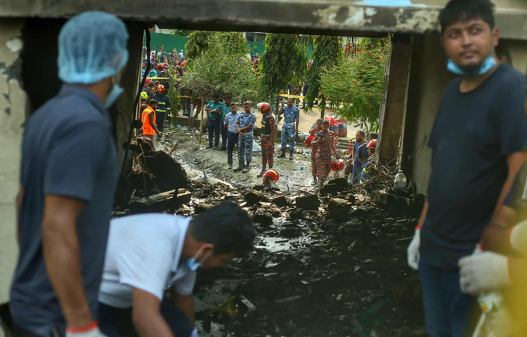 হাসপাতালের বিছানায় শোয়ে কাতরাচ্ছে দগ্ধ হওয়া কোমলমতি শিক্ষার্থীরা।