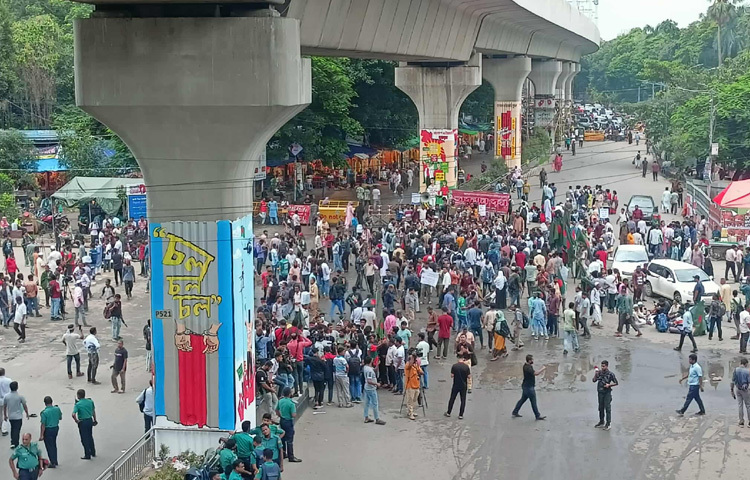 অবরোধ ঘিরে শাহবাগ এলাকায় অতিরিক্ত পুলিশ মোতায়েন করা হয়েছে।
