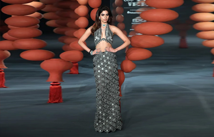 এর আগে জাহ্নবী কাপুর জয়ন্তী রেড্ডির এক লেহেঙ্গা লুকে র‍্যাম্পে সাড়া ফেলেছিলেন ঠিকই, তবে খুশির এই মেটালিক অবতারে যেন একেবারেই নতুন এক ঘরানার ছোঁয়া।