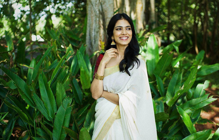 নগরের কোলাহল ছেড়ে সুযোগ পেলেই ছুটে যান জঙ্গলের দিকে। সাফারিতে ঘুরে ঘুরে ক্যামেরাবন্দি করেন প্রকৃতির নানান রূপ।