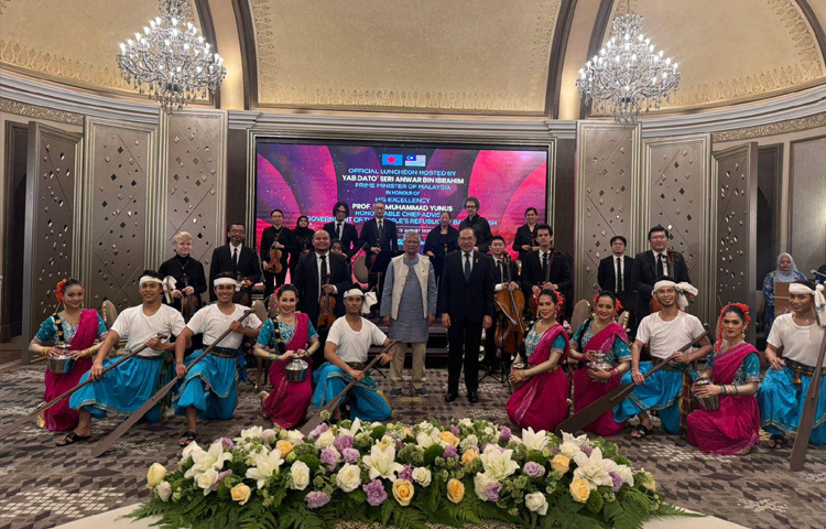পুত্রজায়ায় মালয়েশিয়ার প্রধানমন্ত্রীর বাসভবনে মধ্যাহ্নভোজনের পর শিল্পীদের সঙ্গে ছবি তোলেন মালয়েশিয়ার প্রধানমন্ত্রী আনোয়ার ইব্রাহিম এবং বাংলাদেশের প্রধান উপদেষ্টা অধ্যাপক মুহাম্মদ ইউনূস।