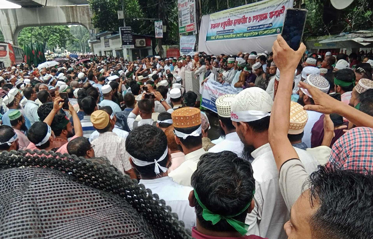 ‘এমপিওভুক্ত শিক্ষা জাতীয়করণপ্রত্যাশী জোট’ এর ব্যানারে আয়োজিত এ সমাবেশে যোগ দিতে দেশের ৬৪ জেলা থেকে এরই মধ্যে ঢাকায় এসেছেন এমপিওভুক্ত শিক্ষক ও কর্মচারীরা।