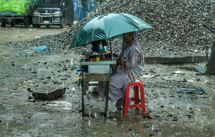 আবহাওয়া অধিদপ্তরের পূর্বাভাসে বলা হয়েছে, মৌসুমি বায়ুর প্রভাবে ঢাকাসহ দেশের বিভিন্ন স্থানে আগামী দুই-একদিন বিচ্ছিন্নভাবে বৃষ্টি বা বজ্রসহ বৃষ্টি হতে পারে। বৃষ্টির কারণে তাপমাত্রা কিছুটা কমলেও ভোগান্তিতে পড়বেন বাইরে থাকা মানুষজন।