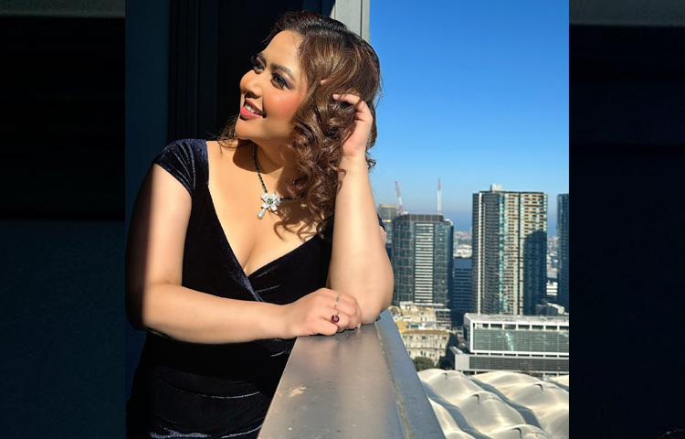 এবারের লুকটিতে ভাবনা পরেছিলেন চোখ ধাঁধানো জুয়েলারি সবুজ-সাদা পাথরের ফ্লোরাল নেকপিসের সঙ্গে মানানসই কানের দুল, আর হাতে একাধিক স্টেটমেন্ট রিং। নারীত্বের কোমলতা আর আধুনিকতার সমন্বয়ে জুয়েলারিগুলো যোগ করেছে বাড়তি মাত্রা।