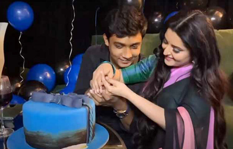 পরীমনির মামলা (ঢাকা বোট ক্লাব) তদন্ত তদারকের দায়িত্বে ছিলেন অতিরিক্ত পুলিশ সুপার (সে সময় এডিসি) গোলাম সাকলায়েন। এই মামলার সূত্রেই সাকলায়েন ও পরীমনির মধ্যে পরিচয় ও যোগাযোগ হয় এবং পরবর্তীতে তাদের মধ্যে অনৈতিক প্রেমের সম্পর্ক গড়ে ওঠে।