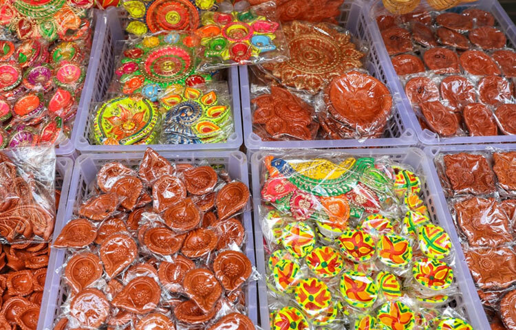 পোশাকের রঙ, শাখার আকার, সিঁদুরের প্যাকেট, ঠাকুরের সাজ-সবকিছুই যেন একটি ছবি হিসেবে সাজানো।