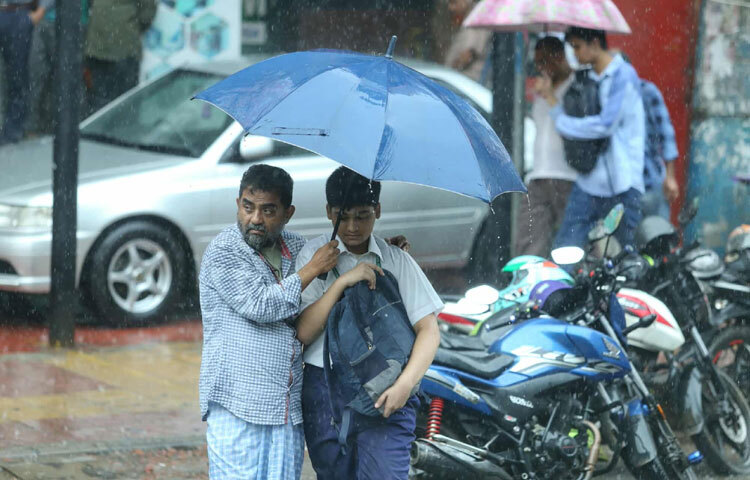 স্কুলফেরত বাচ্চাদের হাতে হয়তো ছোট একটা ছাতা, কিন্তু তা দিয়ে পুরো শরীর তো ঢাকে না! তাই কেউ ভিজে হাসছে, কেউ বা কাঁদছে ঠান্ডা পানির ছিটে লাগায়।