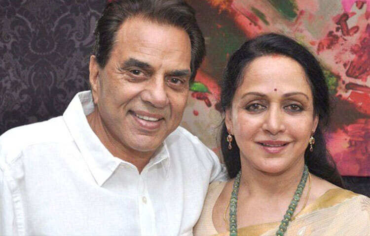 বলিউড ইতিহাসের সবচেয়ে আলোচিত প্রেম কাহিনি বলা হয় ধর্মেন্দ্র-হেমা মালিনী জুটিকে। পর্দায় যেমন রসায়ন ছিল, বাস্তবেও তাদের সখ্যতা পরিণত হয় ভালোবাসায়। দুজন মিলে অভিনয় করেছেন বহু জনপ্রিয় চলচ্চিত্রে। তাদের সম্পর্ক বলিউড প্রেম ইতিহাসে আজও অনুপ্রেরণা।