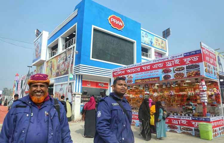মেলার সার্বিক দায়িত্ব পালনে ব্যস্ত আইনশৃঙ্খলা বাহিনী।