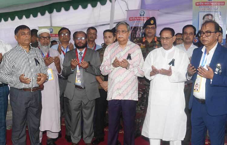 ‘জাতীয় মৎস্য সপ্তাহ-২০২৪’ উপলক্ষে আজ বঙ্গভবনের সিংহ পুকুরে মাছের পোনা অবমুক্তকরণ শেষে মোনাজাতে অংশ নেন রাষ্ট্রপতি মো. সাহাবুদ্দিন। ছবি: পিআইডি