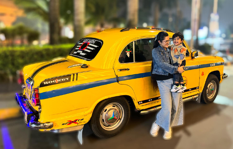 আরও একটি পোস্টে পরী লিখেছেন, গতবার যখন কলকাতা এসেছিলাম তখন এয়ারপোর্ট থেকে বাজানকে একটা খেলনা ট্যাক্সি কিনে দিয়েছিলাম। যদিও তখন গাড়ি নিয়ে খেলতে পারার বয়সে ছিলো না সে। তাই খেলনা টা আমি তুলে রেখেছিলাম। ছবি: পরীমণির ফেসবুক থেকে