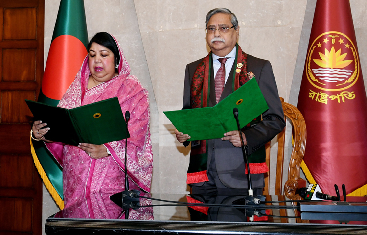 আজ বিকেল ৩টায় দ্বাদশ জাতীয় সংসদের প্রথম অধিবেশন শুরু হয়েছে। এর আগে  রাষ্ট্রপতি মো. সাহাবুদ্দিন জাতীয় সংসদ ভবনে তার অফিস কক্ষে নব-নির্বাচিত স্পিকার ড. শিরীন শারমিন চৌধুরীকে শপথবাক্য পাঠ করান। ছবি: সংগৃহীত