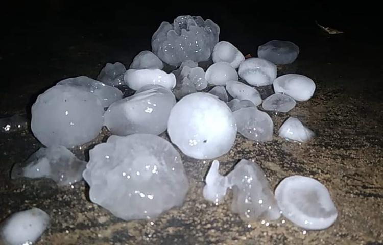 শিলাবৃষ্টির ফলে ভোগান্তিতে পড়েন ঈদের কেনাকাটা করতে বের হওয়া মানুষেরা। এসময় অনেকে বিভিন্ন বিপণিবিতান ও দোকানে আশ্রয় নেন। ছবি: আহমেদ জামিল