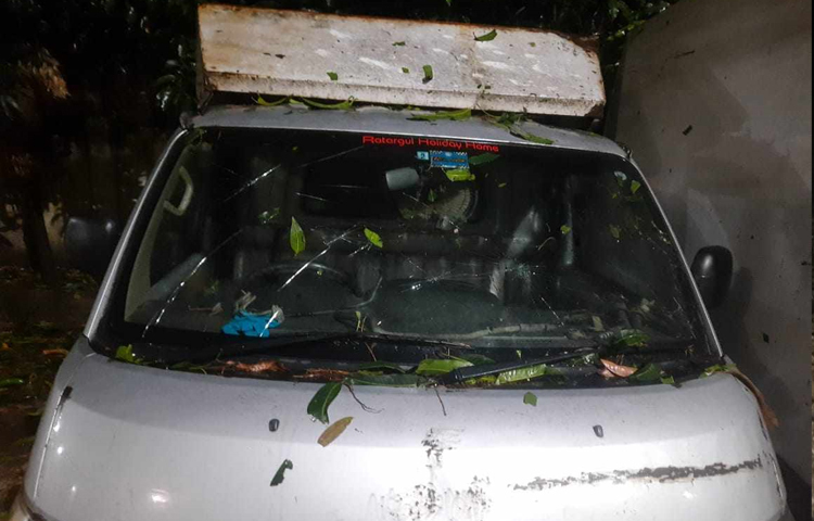 শিলাবৃষ্টিতে সড়কে থাকা অনেক যানবাহনের গ্লাস ভেঙে গেছে। অনেকের টিনের চালও বেশ ক্ষতিগ্রস্ত হয়েছে। ছবি: আহমেদ জামিল