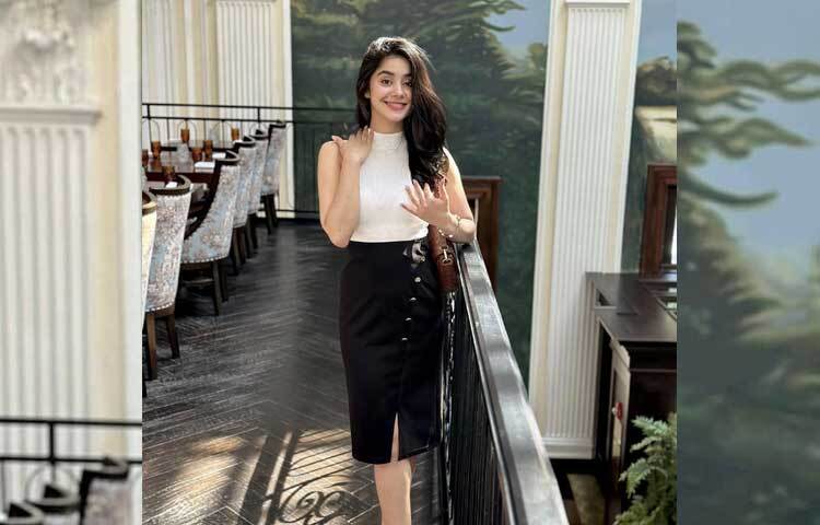 রোজা দুই বছরের বেশি সময় নিউইয়র্কের জ্যামাইকাতে ব্রাইডাল মেকআপ নিয়ে কাজ করছেন। সেখানেই থাকেন তিনি।