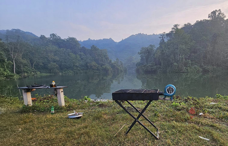 সোনাইছড়া লেকে যেতে হলে দেশের যে কোনো স্থান থেকে বাসে এসে প্রথমে নামতে হবে মিরসরাইয়ের বড়তাকিয়া বাজার। সেখান থেকে রিকশা বা সিএনজিচালিত অটোরিকশায় যেতে হবে দেড় কিলোমিটার দূরে বড়তাকিয়া রেলস্টেশন। ছবি: এম মাঈন উদ্দিন