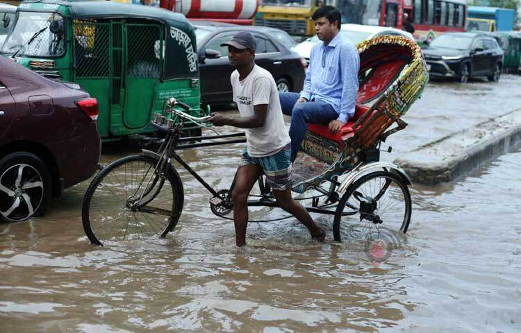 সড়কে জমে থাকা বৃষ্টির পানি আর যানজটে অতিষ্ঠ নগরবাসীর জীবন। ছবি: মাহবুব আলম