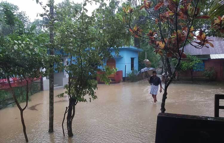 লোকালয়ে পানি ঢুকে দুই উপজেলার প্রায় ২৫ হাজার পরিবার পানিবন্দি রয়েছেন। ছবি: আবদুল্লাহ আল-মামুন