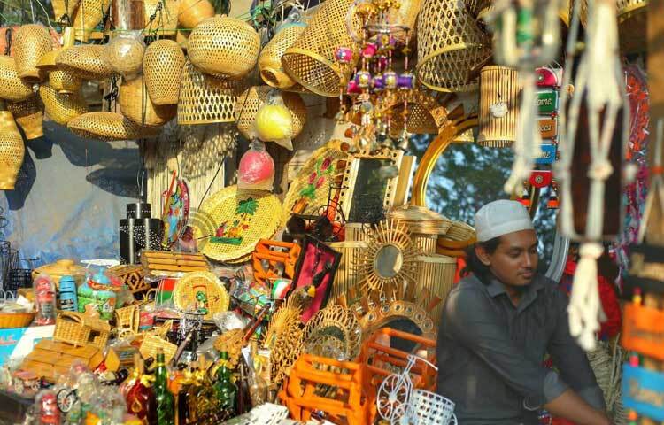 এখানকার মৃৎশিল্পের দোকানগুলোতে মাটির তৈজসপত্র বেশি হলেও বাঙালি ঐতিহ্যের অন্যান্য পণ্যের রয়েছে বিপুল সমাহার।