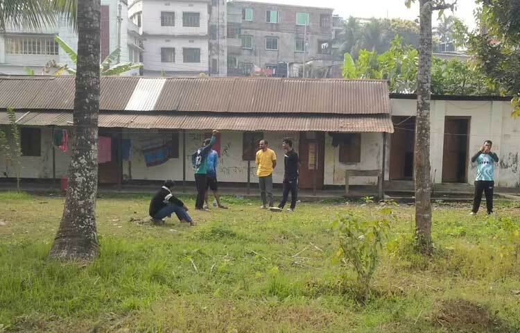 এর আগে রোববার বিকেলে হলের সিট বরাদ্দের নবায়ন ইস্যুতে গণ্ডগোলের সূত্রপাত হয়। পরে ময়মনসিংহের বৈষম্যবিরোধী ছাত্র আন্দোলনের অন্যতম সমন্বয়ক আশিকুর রহমানসহ অন্যরা এলে শিক্ষার্থীদের সঙ্গে তাদের মধ্যে ধাওয়া-পাল্টাধাওয়া ও সংঘর্ষের ঘটনা ঘটে। এতে দুই পক্ষের অন্তত ২০ জন আহত হন। পরে পুলিশ ও সেনাবাহিনী এসে পরিস্থিতি নিয়ন্ত্রণে আনে।