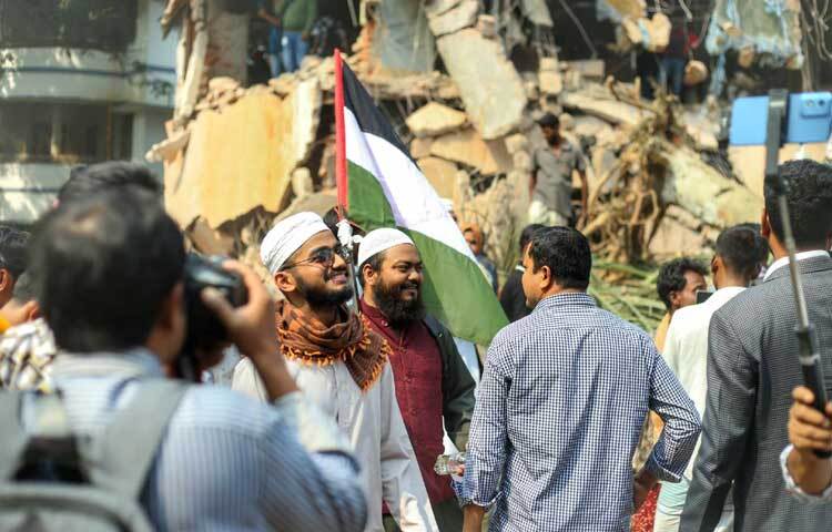 তাদের চোখে-মুখে আনন্দের ছাপ।