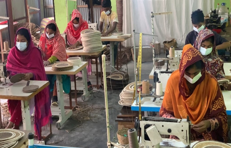 এ প্রতিষ্ঠানে কাজ করে খুশি নারী শ্রমিকরা। যারা কিছুই করতেন না তারা কাজ করে চালাচ্ছেন সংসার।