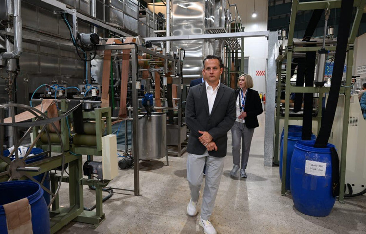 সেখানে তারা কেইপিজেড পরিদর্শন করেন।