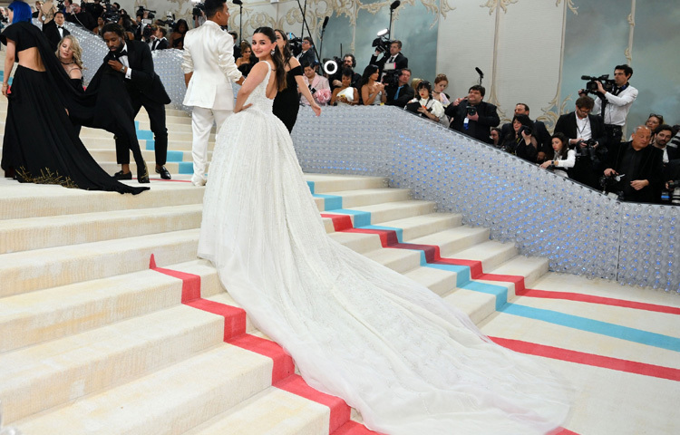 আলিয়া ভাট শুধু তার পোশাকের মাধ্যমে নয়, বরং তার পুরো উপস্থিতি দিয়ে মেট গালায় নিজেকে উপস্থাপন করেছেন।