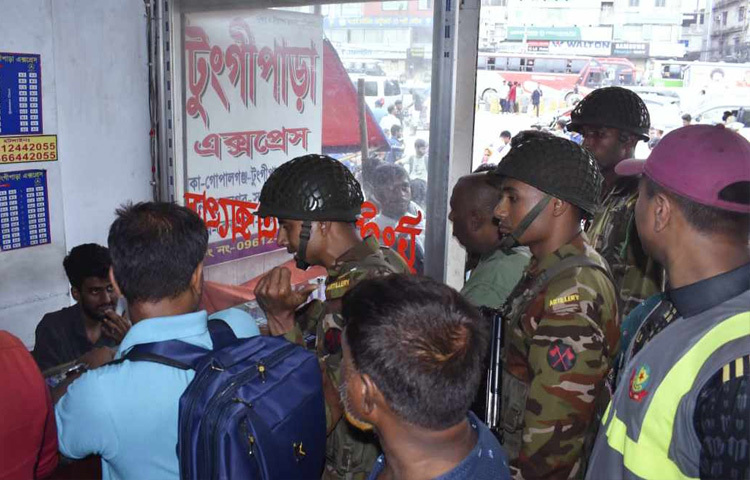 প্রত্যক্ষদর্শীরা জানিয়েছেন, ঈদের আগের দিনগুলোতে দূরপাল্লার বাসে সাধারণত ভাড়া দ্বিগুণ বা তিনগুণ পর্যন্ত আদায় করা হয়। এমনকি কিছু বাস কাউন্টারে নির্ধারিত ভাড়ার তালিকাও টাঙানো থাকে না। ফলে সাধারণ যাত্রীরা পড়েন বিপাকে। নিরুপায় হয়েই তারা দিতে বাধ্য হন চাহিদামতো ভাড়া। এবারের ঈদেও এর ব্যতিক্রম হয়নি। অভিযোগ উঠেছিল বাড়তি ভাড়া আদায়ের।