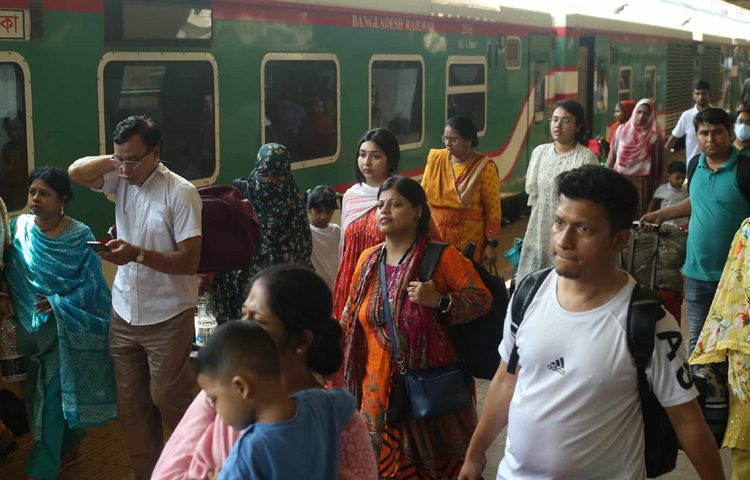 টিকিট কাটা যাত্রীদের অপেক্ষা যেমন দীর্ঘ, তেমনি টিকিট না পাওয়া অসংখ্য মানুষও চেষ্টা করছেন ট্রেনের যেকোনো খালি জায়গায় ঠাঁই করে নিতে।