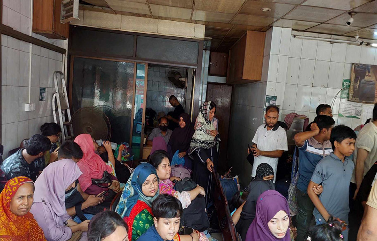 বগুড়াগামী যাত্রী শাকিলা আক্তার সকাল ৭টার বাসের টিকিট কেটেছিলেন শাহ ফতেহ আলী পরিবহনের। বেলা ১১টা বাজলেও তার গাড়ির দেখা নেই। আরেক যাত্রী মোসলেম উদ্দিন ভোরেই এসে রংপুরগামী বাসের অপেক্ষায় বসে আছেন, কিন্তু এখনো বাস আসেনি।