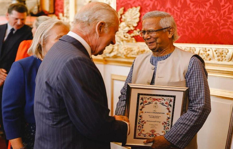 মানুষ ও পরিবেশের মধ্যে শান্তি, স্থায়িত্ব ও সম্প্রীতি প্রতিষ্ঠায় আজীবন প্রচেষ্টার স্বীকৃতিস্বরূপ প্রধান উপদেষ্টা ড. মুহাম্মদ ইউনূসকে মর্যাদাপূর্ণ ‘হারমনি পুরস্কার ২০২৫’-এ ভূষিত করেছেন ব্রিটেনের রাজা চার্লস তৃতীয়।