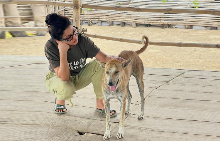 জয়া সবসময় মিডিয়ার ঝলমলে জগতে থেকেও ব্যক্তিজীবনকে রাখেন নিয়ন্ত্রিত ও নিভৃত। তার ভাবনা, পোশাকে-আচরণে উঠে আসে সংবেদনশীলতা, দায়িত্বশীলতা ও রুচির ছাপ। তিনি প্রাণীর প্রতি সহানুভূতিশীল, সামাজিক কাজেও যুক্ত থাকেন। গণমাধ্যমে খুব বেশি কথা না বললেও যখন বলেন, সেটি হয়ে ওঠে বার্তা।