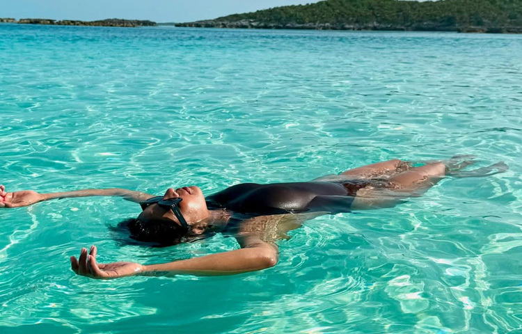 জলছোঁয়া শরীরে টোনড ফিগারে কালো মনোকিনি ছিল এক কথায় হৃদয় চুরি করা।