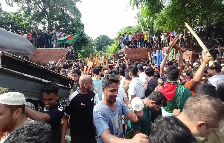 শুধু কোটা সংস্কার নয়, এই আন্দোলন জন্ম নিয়েছিল অপমানিত ছাত্রসমাজের আর্তনাদ থেকে। মাসের পর মাস ধরে চলা নিপীড়ন, বিচারহীনতা আর ক্ষমতাসীন গোষ্ঠীর দমননীতি যেন আগ্নেয়গিরির মতো জমেছিল যুব সমাজের বুকে।