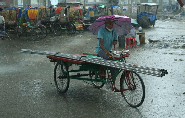 রোদ-বৃষ্টি যাই হোক, তাদের ছুটতে হয় জীবিকার তাগিদে।