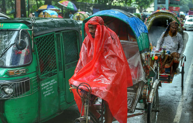 এই খামখেয়ালি আবহাওয়া ঢাকার মানুষের জন্য যেন একটি সংক্ষিপ্ত, স্বল্পস্থায়ী রঙিন চিত্রশালা। হঠাৎ রোদ, হঠাৎ বৃষ্টি শহরের দিনটি আজ অনিশ্চিত, কিন্তু অনিন্দ্যসুন্দর।