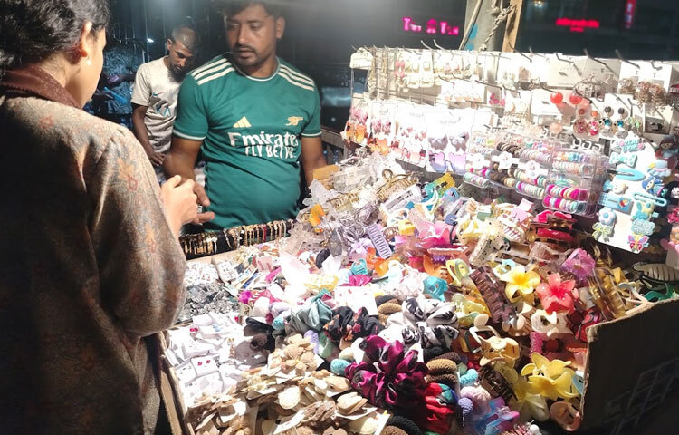 কোথায়ও দোকান থাকবে আর সেখানে মেয়েদের জন্য আলাদা কিছু থাকবে না সেটা অসম্ভব। ফুটপাতের মধ্যে রয়েছে মেয়েদের সাজগোজের আলাদা দোকান।