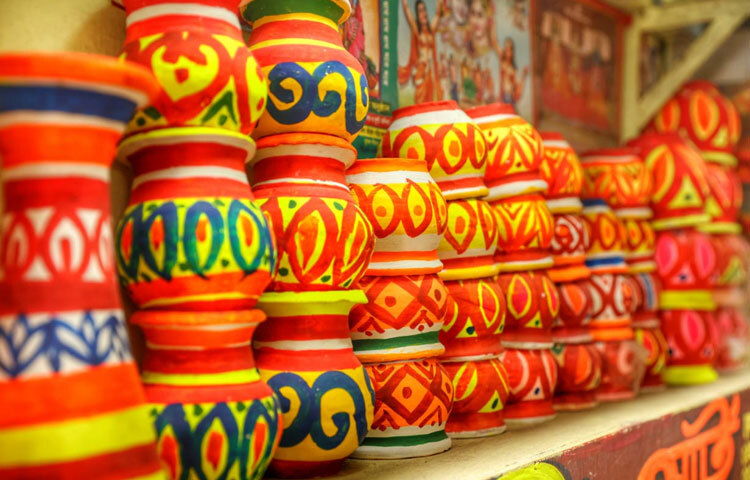 পুরান ঢাকার এই বাজারের অন্যতম আকর্ষণ হলো এর ঐতিহ্যবাহী পরিবেশ।