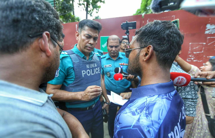 পুলিশের এক কর্মকর্তা বলেন, তারা ব্যারিকেড ভেঙে এগিয়ে যেতে চাইছিলেন। আমরা পরিস্থিতি নিয়ন্ত্রণে আনতে চেষ্টা করেছি, যাতে জনদুর্ভোগ না হয়।