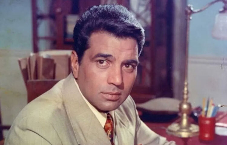 ১৯৬০ সালে ‘ফিল্মফেয়ার নিউ ট্যালেন্ট’ প্রতিযোগিতায় নির্বাচিত হওয়ার মাধ্যমে মুম্বাইয়ে আসার সুযোগ তৈরি হয়। সেখান থেকেই শুরু তার দীর্ঘ চলচ্চিত্র ভ্রমণ।