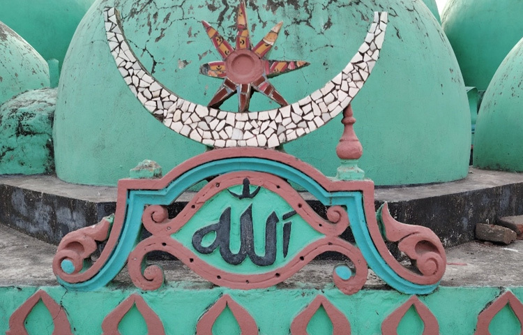 মুঘল স্থাপত্যশৈলীতে নির্মিত মসজিদটির দেওয়ালে টেরাকোটার অপূর্ব নকশা, কারুকার্যময় মেহরাব আর গম্বুজের প্রতিটি রেখায় ফুটে উঠেছে অতীতের ছোঁয়া।