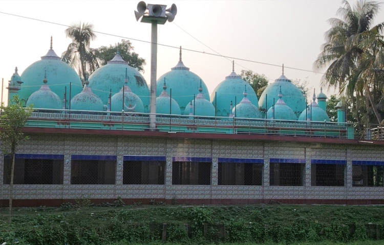 ইতিহাস আর ঐতিহ্যের সাক্ষী হয়ে ভবিষ্যৎ প্রজন্মকে জানিয়ে দিচ্ছে এক গৌরবময় অতীতের কথা।